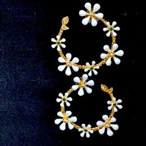 Brand New!! Gorgeous Floral Earrings w/ White Flowers and Rinestones